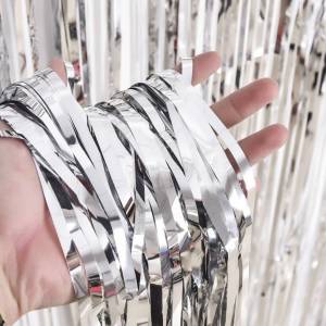 Metalize Arka Fon Kapı Püskülü Gümüş